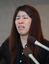 中国戦で相手を攻める吉田沙保里(左)