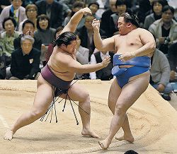 遠藤、大砂嵐退け4連勝!両横綱が中日勝ち越し/春場所