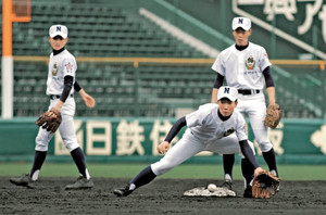 <甲子園だより>守備重点にたっぷり汗 佐野日大が練習