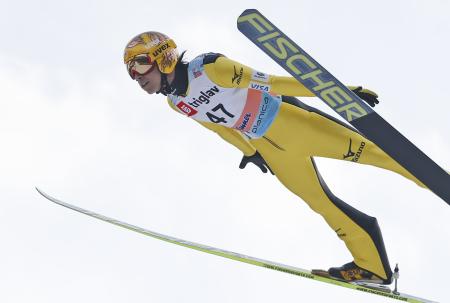 総合優勝者に贈られるトロフィーを手に笑顔を見せる高梨（ロイター）