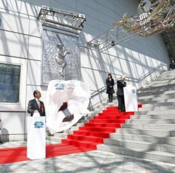 フルスイングで空振り…ＯＮレリーフがドームに