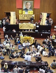 台湾学生ら首相執務室に突入…総統、対話応じず