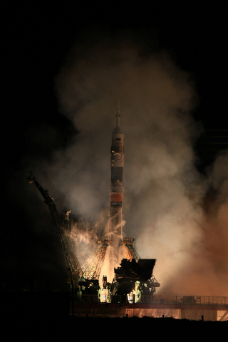 宇宙ステーションにロシアの３人到着 若田船長が出迎え６人態勢に