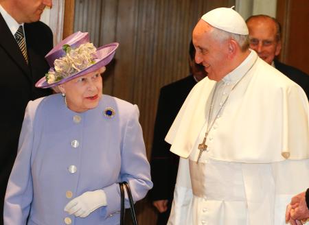 英国:エリザベス女王、ローマ法王と初の面会