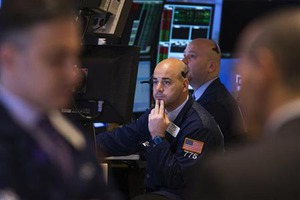 米国株式市場・序盤=小幅安、モメンタム銘柄の軟調続く