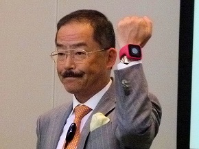 ビッグローブ古関社長、3G／Wi-Fiを内蔵したウェアラブル端末を披露