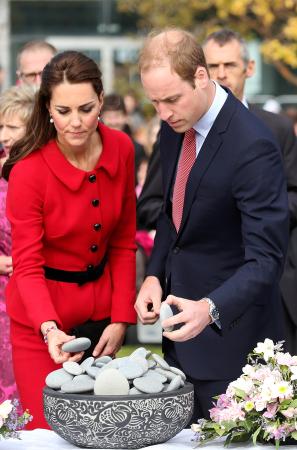 英ウィリアム王子夫妻、NZ地震の犠牲者を追悼