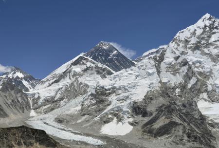 エベレストで雪崩、１４人死亡＝登山中のシェルパ、不明者も
