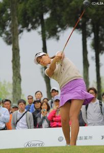 女子ゴルフ:２１歳福田真未８アンダー単独首位 勝１打差