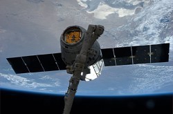 ドラゴン宇宙船:ＩＳＳとドッキング 若田船長が捕捉