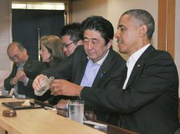 オバマ大統領、銀座のすし店に=笑顔で手挙げ、見物人興奮-東京