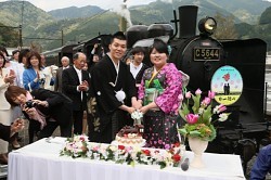 結婚式:SL列車で「幸せ」2人の門出 静岡・大井川鉄道