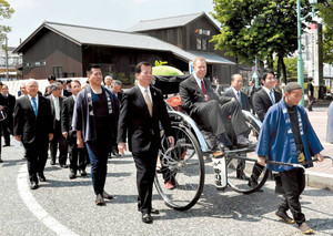 JR掛川駅:木造駅舎完成祝う 市民の力で復元 米大使が祝辞 /静岡