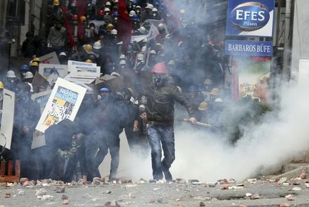 トルコのメーデー集会、警官隊と衝突 140人以上拘束