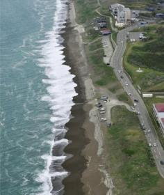 新潟・上越市の海岸、海に流され5人死亡