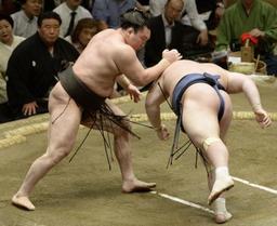 白鵬５連勝で早くも唯一の全勝 横綱、大関安泰 遠藤は４勝目
