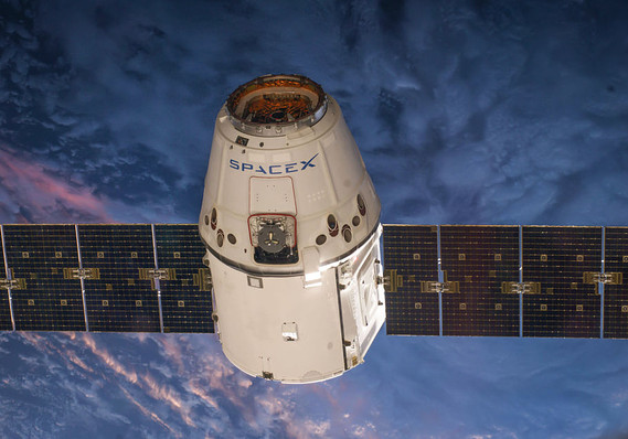 有人ドラゴン宇宙船を公開 米スペースXが試作機