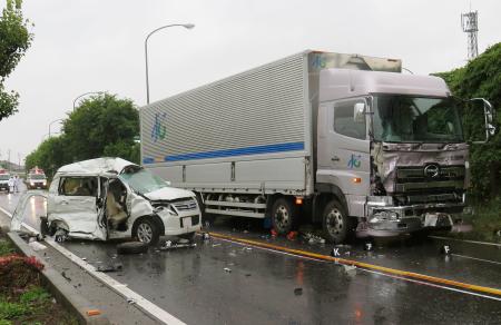 トラックと衝突で4人死亡、4人は同じ大学の学生