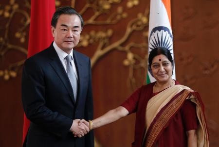 中印外相会談、2国間協力の強化で合意