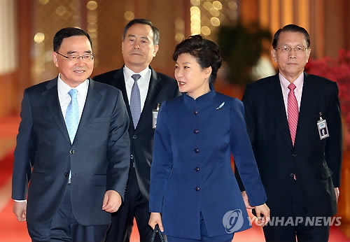 「首相留任はセウォル号惨事の責任回避」…朴大統領の苦悩の決断にも批判の声(1)