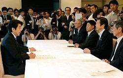 平和国家の変質:集団的自衛権・閣議決定/1(その2止) 「明記」求めた首相
