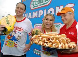 米ホットドッグ早食い、チェスナットさん8連覇 プロポーズも成功