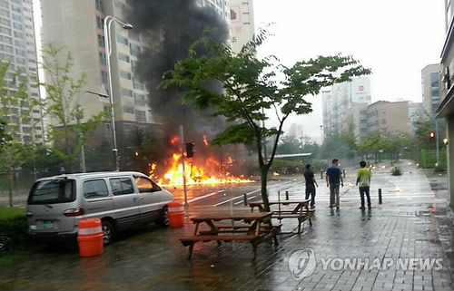 ヘリが住宅地に墜落、5人死亡 沈没船捜索の帰り 韓国