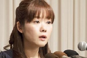 小保方氏「実験に支障」NHK追跡で右手にけが 2014年07月24日 23時15分