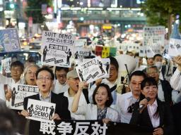 「スーツデモ」で政権にノー 東京で会社員ら行進
