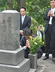 安倍首相、地元・山口で祖父・岸信介元首相の墓参り