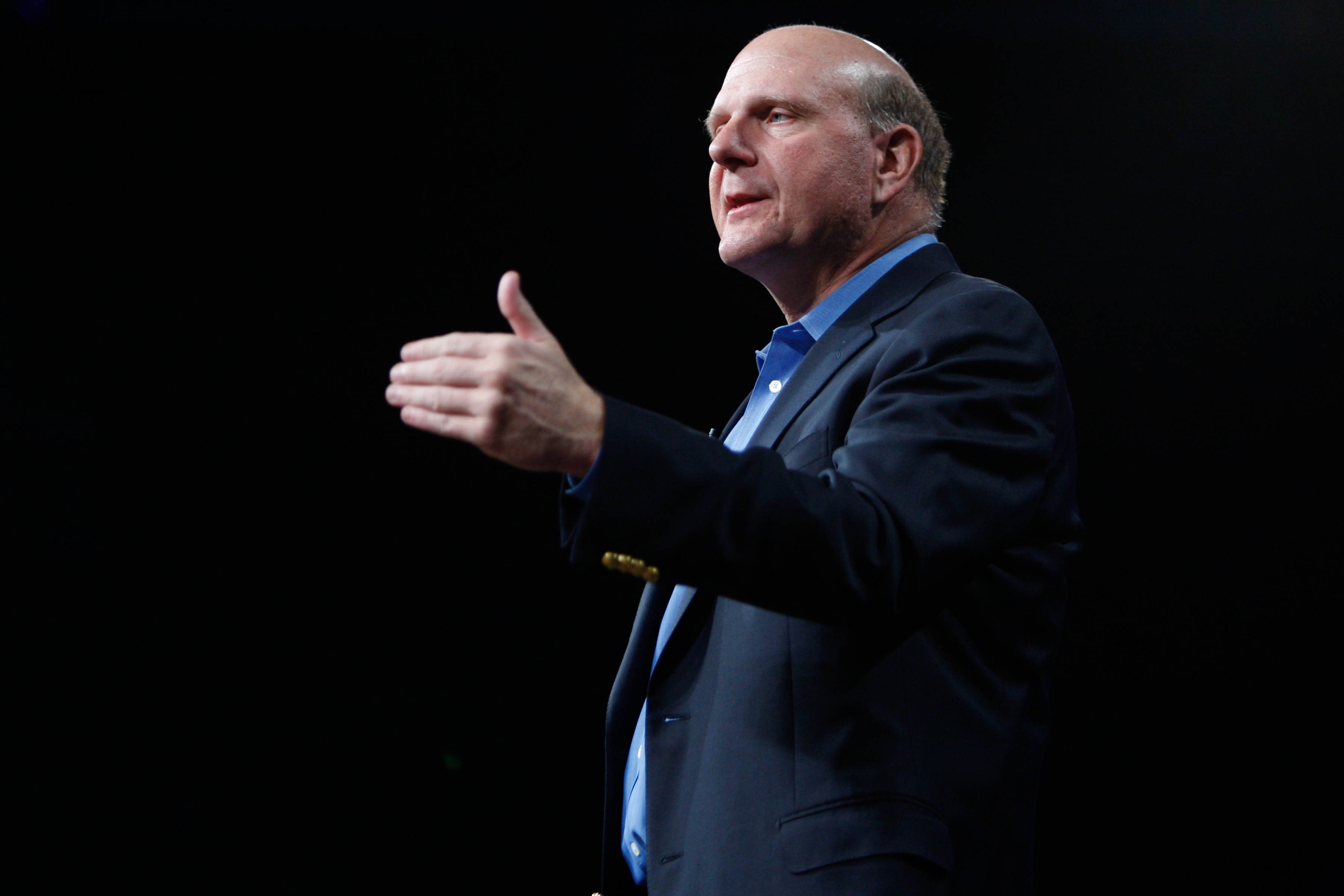 マイクロソフト前CEO、取締役退任 NBA業務に専念