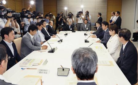 子供の貧困:改善目指す 25指標対象、大綱閣議決定