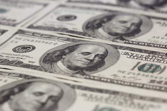 ドル高加速、金融政策の違い背景