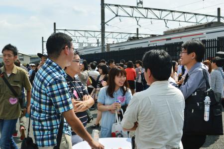 鉄コンで夢体験 “聖地”車両基地見たさに偽装カップルも