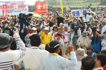 辺野古で５５００人が抗議 沖縄、飛行場移設反対し集会