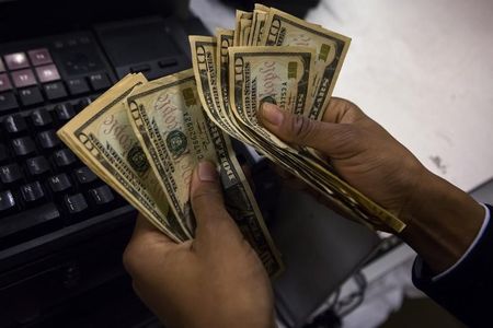 BUZZ-〔外為マーケットアイ〕ユーロ1.28ドル後半、ユーロ圏7月の対外投資は173億ユーロの流出超