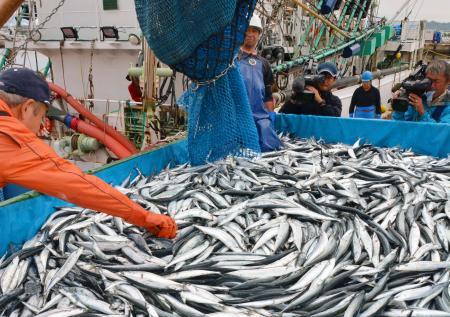 47NEWS ＞ 共同ニュース ＞ 小名浜港でサンマ初水揚げ 福島・いわき市