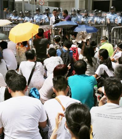 香港:抗議デモ、高校生ら13人逮捕