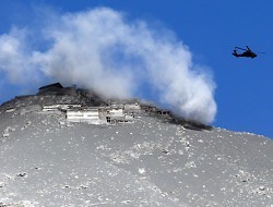 御嶽山、自衛隊ヘリが7人救助…重軽傷30人