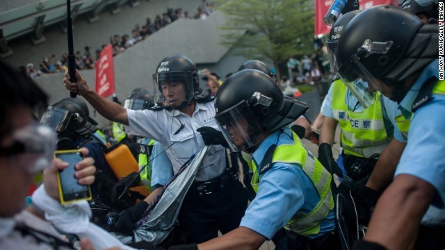 香港中心部でデモ続く 負傷者41人、逮捕者78人に