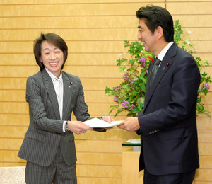 首相、五輪専任大臣「設置に努力」 法改正が必要