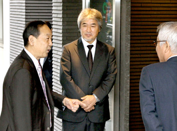 研究加速化などで意見交わす 科技相が京大iPS研視察