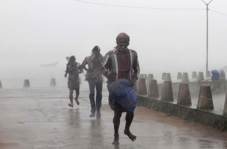 インドに大型サイクロン上陸 約40万人避難