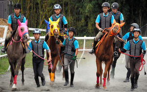 騎手の卵が競走馬育成 愛情注ぎ世話、レース出場めざす