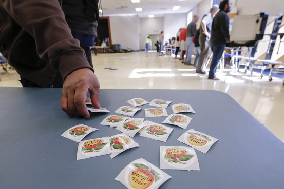 米中間選挙:共和、上院で議席伸ばす 下院は過半数維持