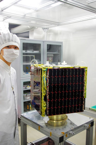 東大・JAXA、超小型探査機プロキオン公開