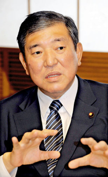 地方創生相「重複する国の補助金は統合」