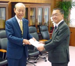 知事会、本社の地方移転税制を 経産相に要望
