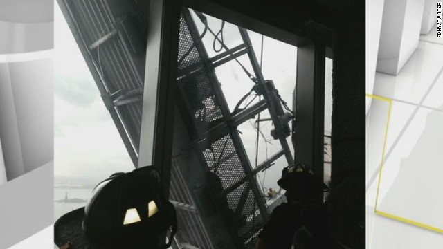 米超高層ビルでゴンドラが宙吊り、2人救出
