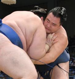 鶴竜、ただ一人９戦全勝 白鵬、稀勢ら１敗追走